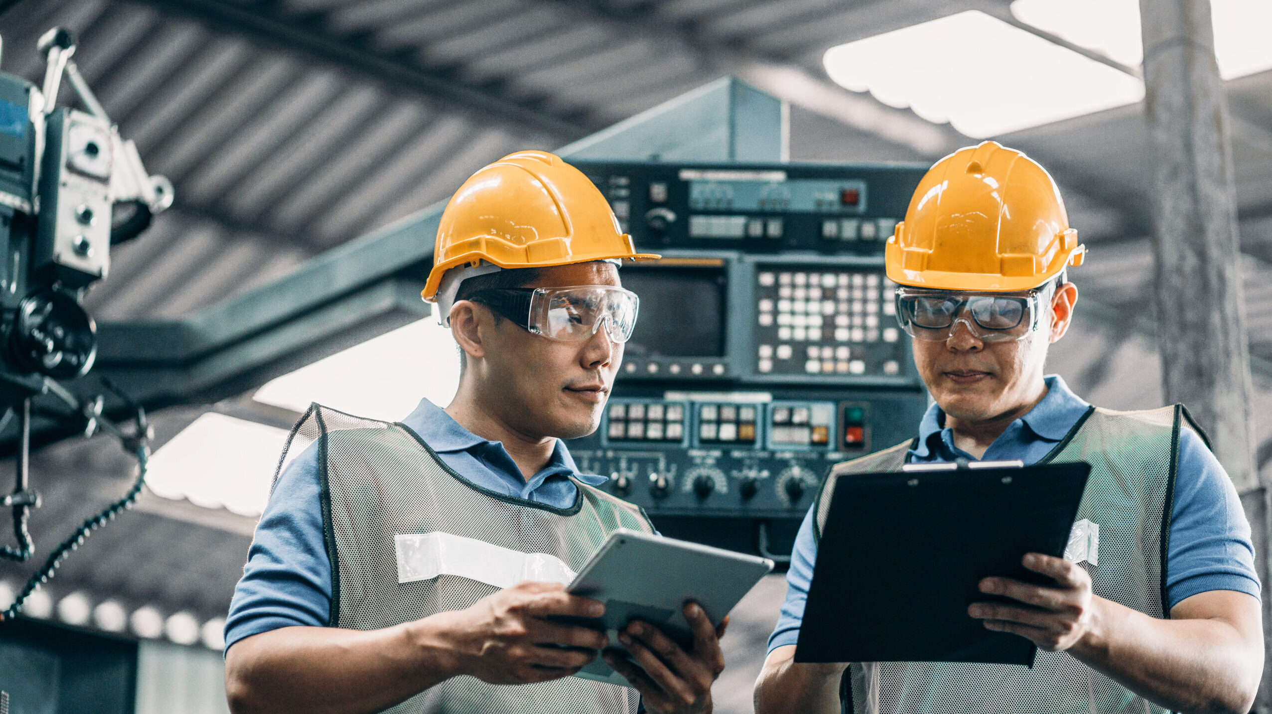 Инженер в каске. Инженер. Стоят 2 инженера. Инженеры мужчина и женщина. Несколько инженеров.